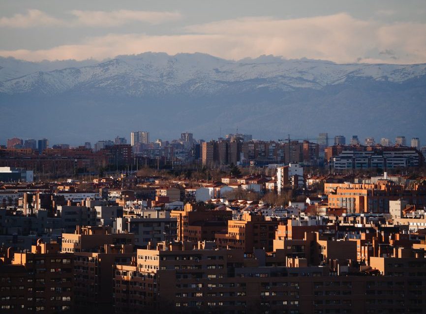 Vista aérea del horizonte urbano de Madrid con edificios residenciales y comerciales