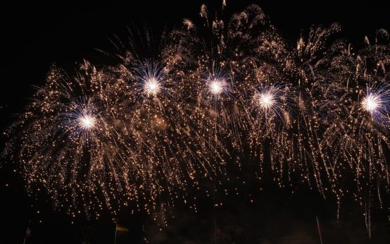 Fuegos artificiales en una celebración nocturna, similares a los suspendidos en Villanueva de la Cañada
