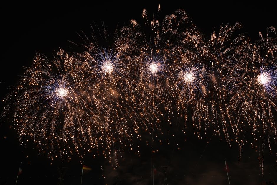 Fuegos artificiales en una celebración nocturna, similares a los suspendidos en Villanueva de la Cañada