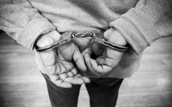 Detención policial en España con esposas