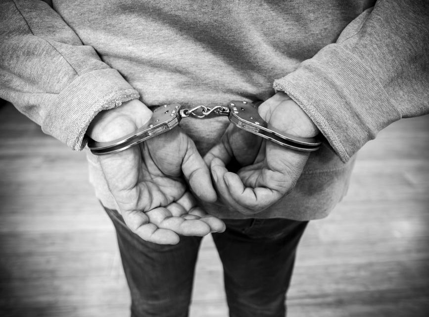 Detención policial en España con esposas