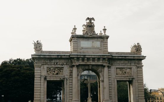 Vista de la Puerta de Alcalá con obras de remodelación en la calle Alcalá de Madrid