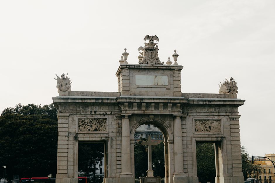 Vista de la Puerta de Alcalá con obras de remodelación en la calle Alcalá de Madrid