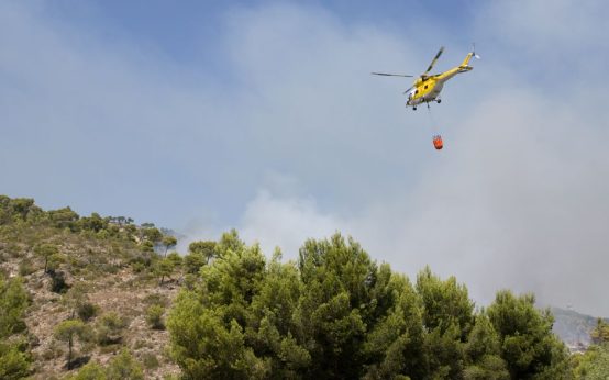 Imagen de un incendio forestal con humo en zona rural de Madrid y Toledo