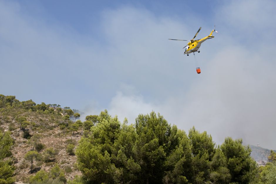 Imagen de un incendio forestal con humo en zona rural de Madrid y Toledo