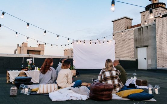 Cine de verano al aire libre en un parque durante una noche estival
