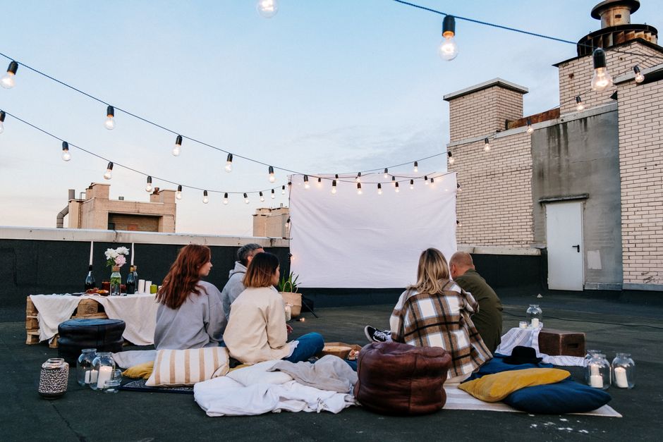 Cine de verano al aire libre en un parque durante una noche estival