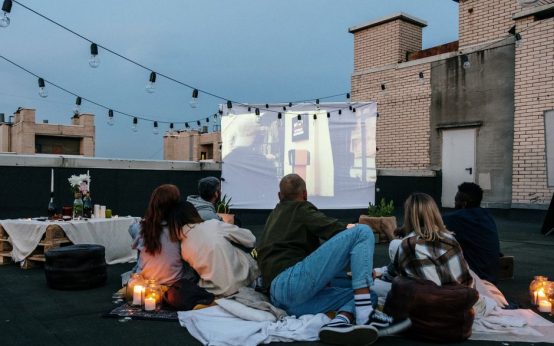 Terraza de cine de verano con público bajo las estrellas en Madrid