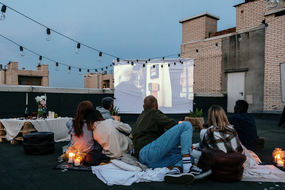 Terraza de cine de verano con público bajo las estrellas en Madrid