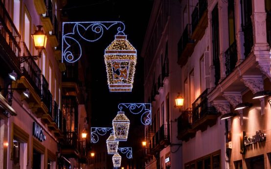 Fiesta popular en una plaza de Madrid con farolillos y ambiente festivo