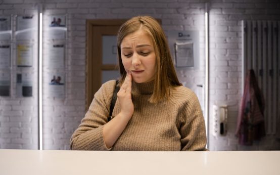 Recepción vacía de una clínica dental cerrada