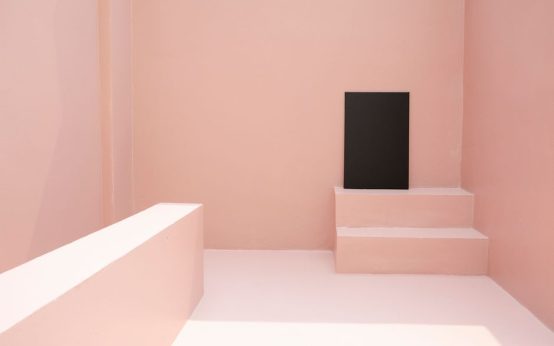 Espacio de exposición de diseño e interiorismo con arquitectura industrial