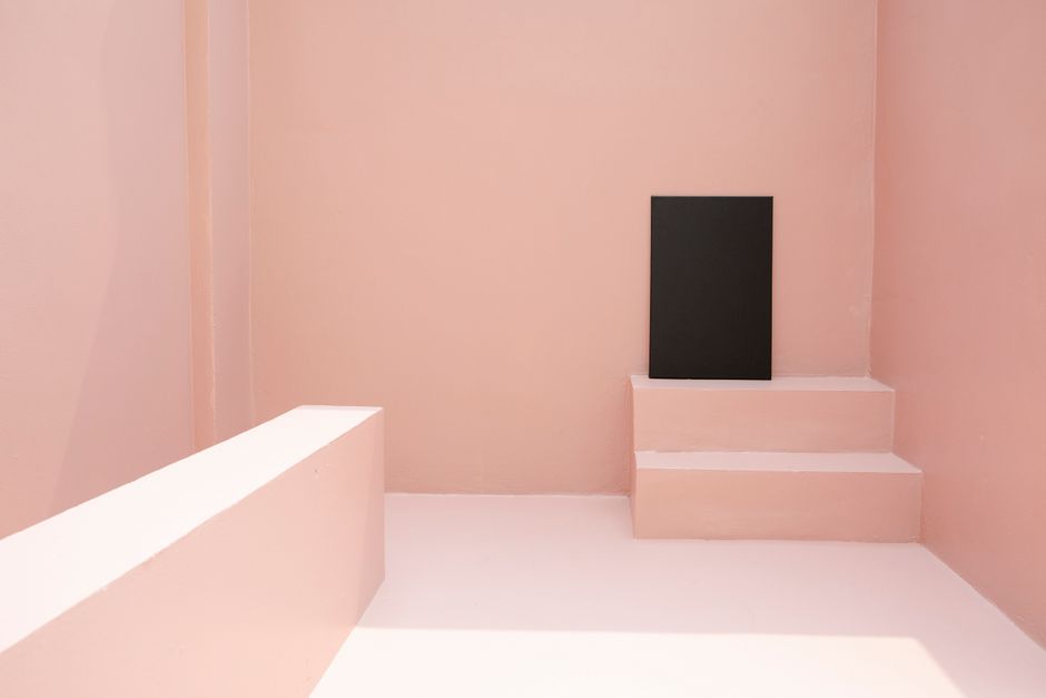 Espacio de exposición de diseño e interiorismo con arquitectura industrial