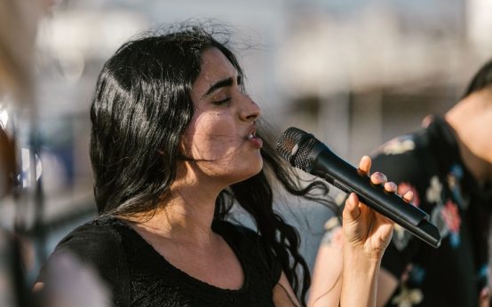 Actuación de música popular en directo en un escenario al aire libre durante el verano
