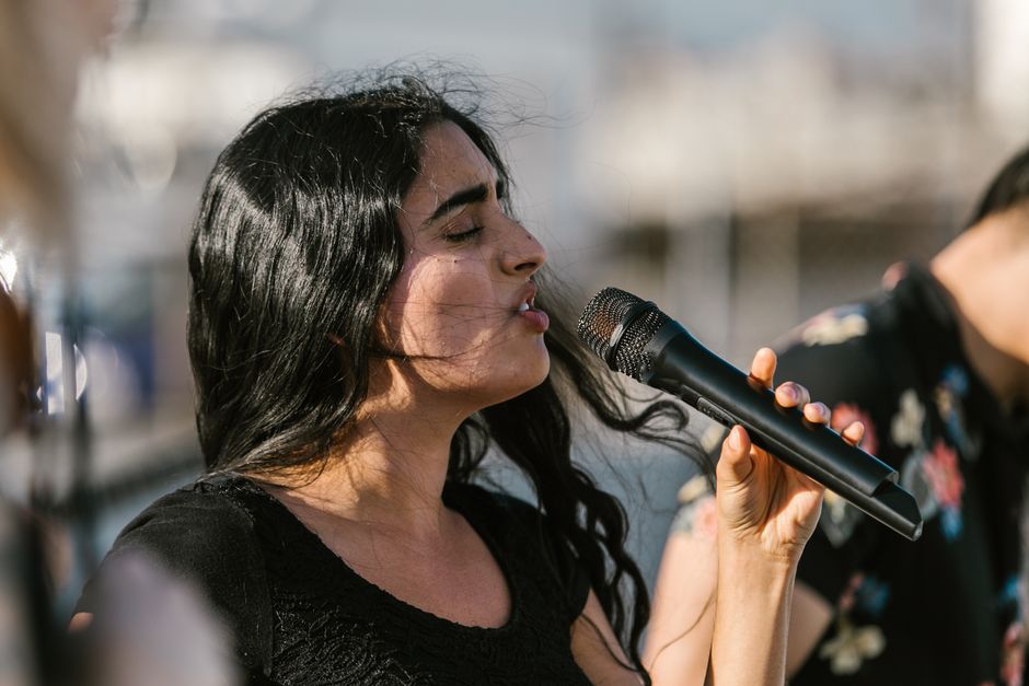 Actuación de música popular en directo en un escenario al aire libre durante el verano