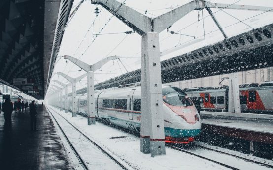 Andén de trenes de alta velocidad en una estación ferroviaria española