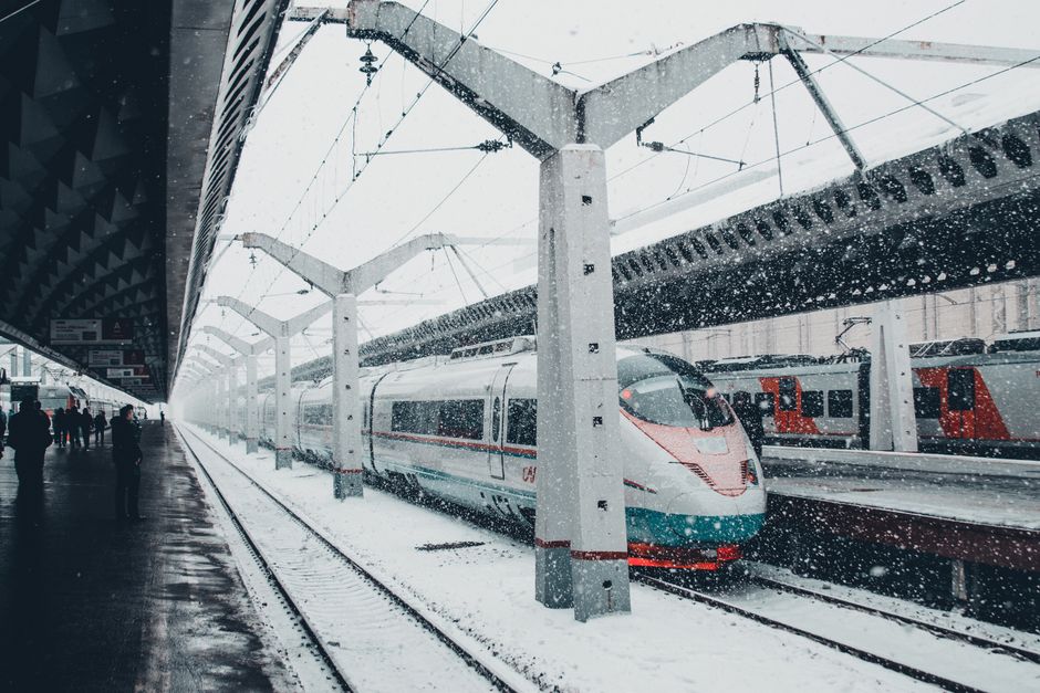 Andén de trenes de alta velocidad en una estación ferroviaria española