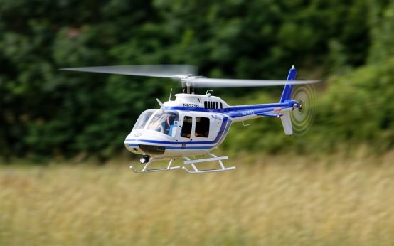 Helicóptero policial en operación de emergencia en zona forestal española
