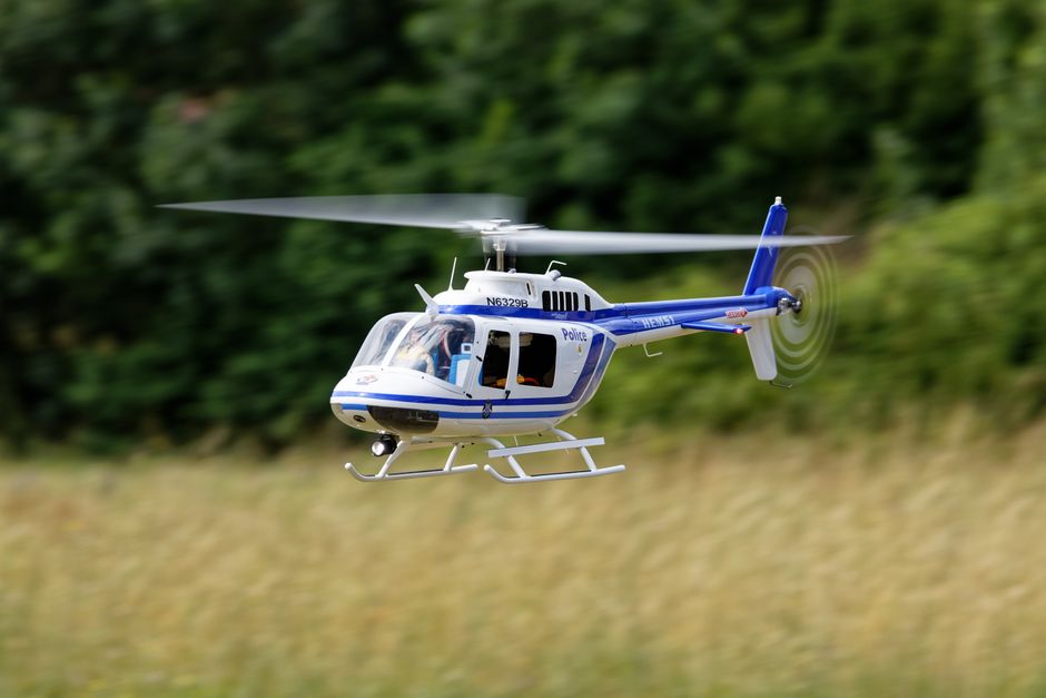 Helicóptero policial en operación de emergencia en zona forestal española