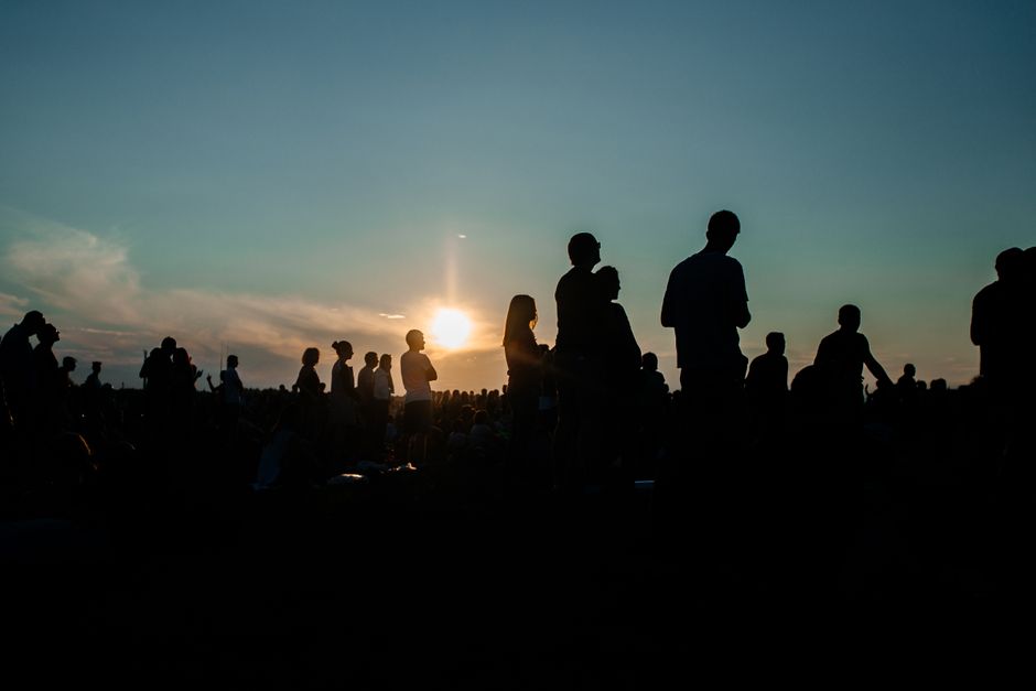 Personas reunidas al aire libre para observar un fenómeno astronómico