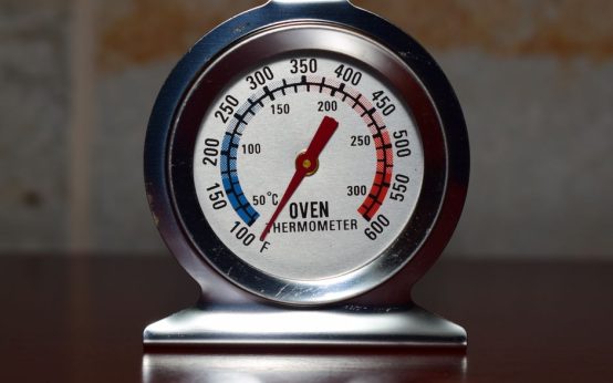 Termómetro marcando altas temperaturas durante una ola de calor en España