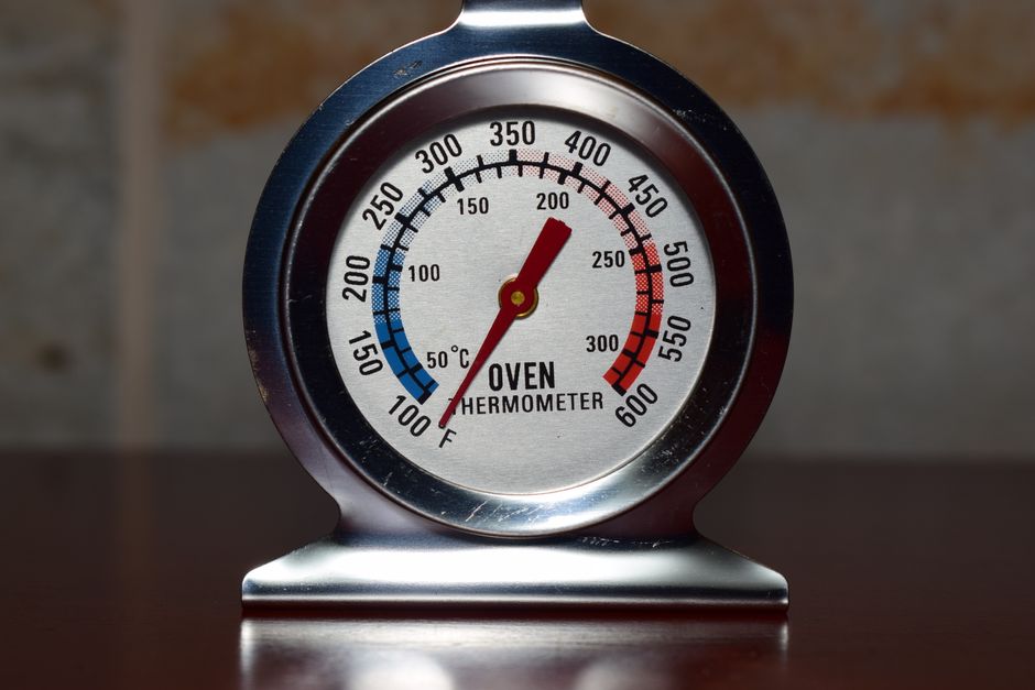 Termómetro marcando altas temperaturas durante una ola de calor en España