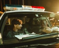 Luces de emergencia de un vehículo policial durante un servicio nocturno en una calle urbana