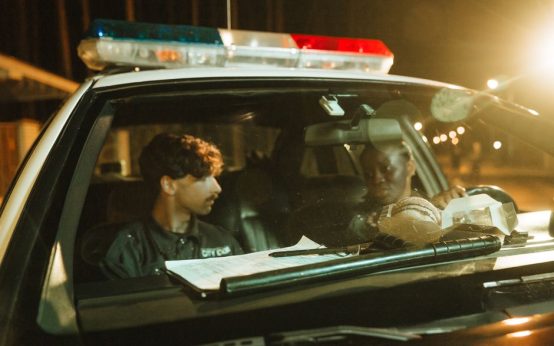 Luces de emergencia de un vehículo policial durante un servicio nocturno en una calle urbana
