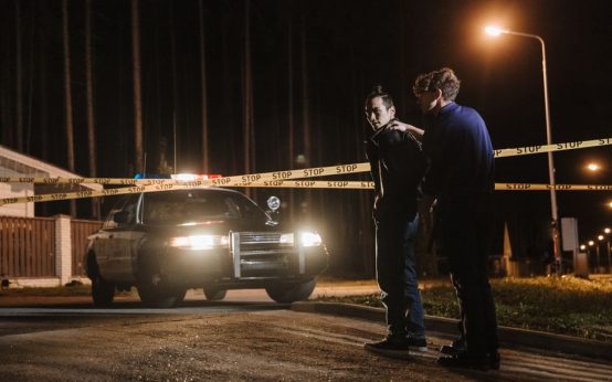 Cinta policial acordonando una zona urbana