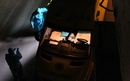 Ambulancia del servicio de emergencias en una calle de Madrid