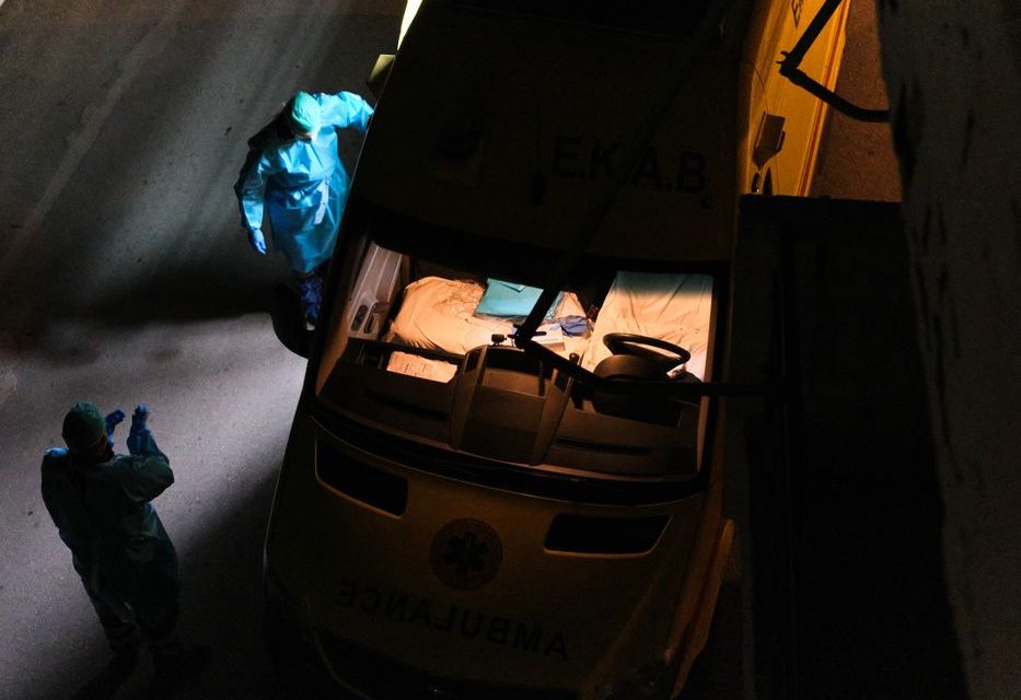 Ambulancia del servicio de emergencias en una calle de Madrid