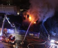 Vehículo de bomberos en un operativo de emergencia nocturno en Madrid
