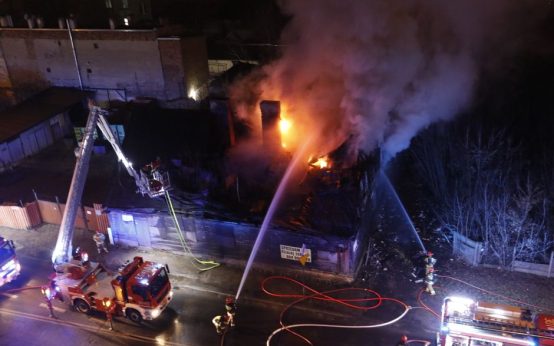 Vehículo de bomberos en un operativo de emergencia nocturno en Madrid