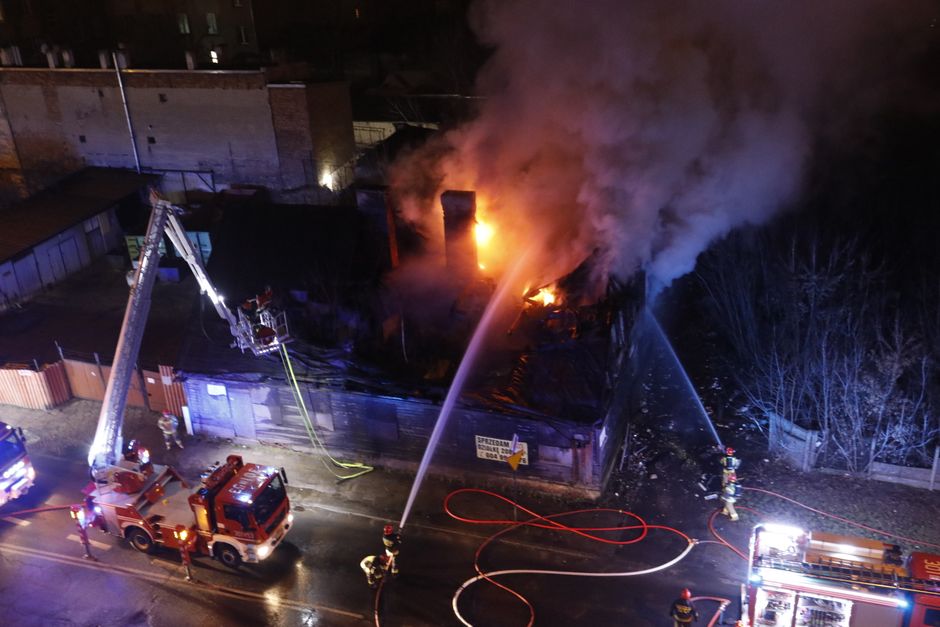 Vehículo de bomberos en un operativo de emergencia nocturno en Madrid