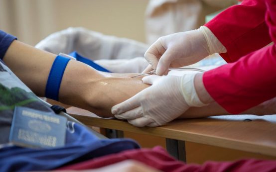 Bolsas de sangre en un centro de transfusiones