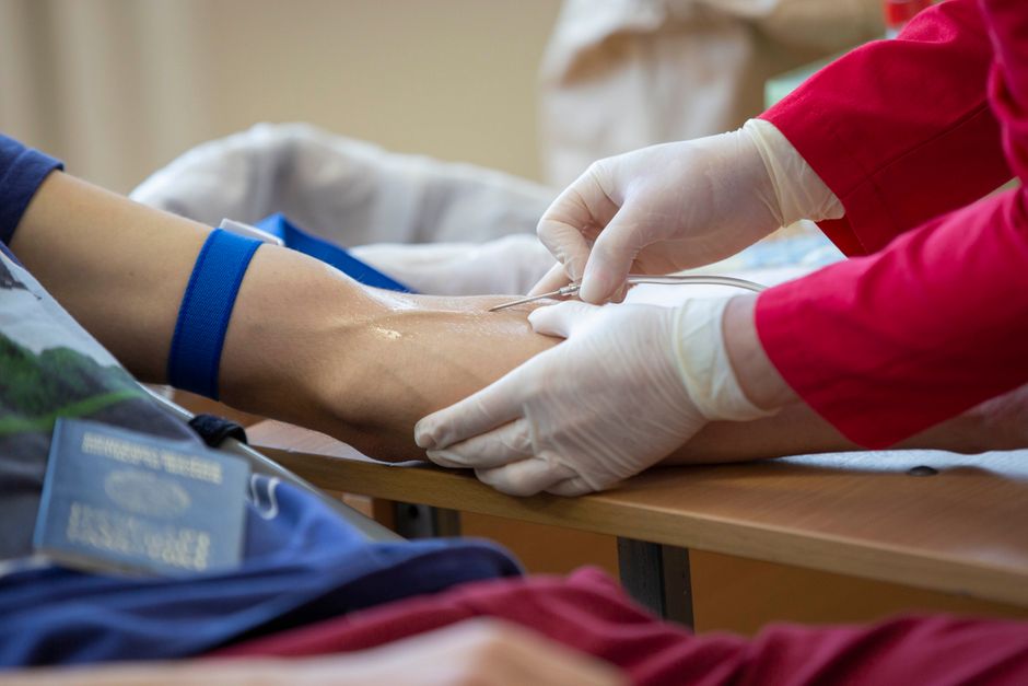 Bolsas de sangre en un centro de transfusiones