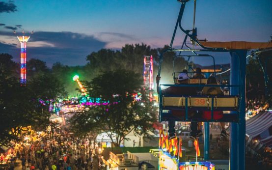 Plaza de pueblo durante unas fiestas patronales en verano