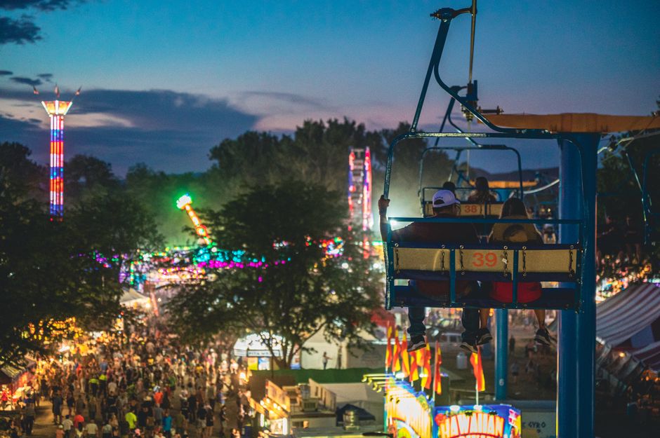 Plaza de pueblo durante unas fiestas patronales en verano