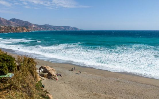 Vista de una playa mediterránea en la Costa del Sol, destino favorito de los madrileños