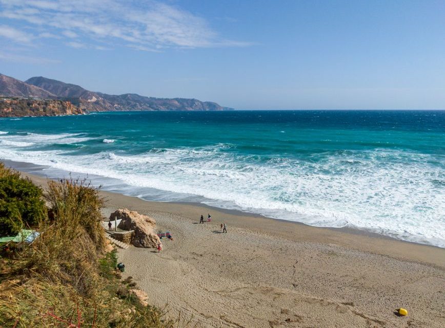 Vista de una playa mediterránea en la Costa del Sol, destino favorito de los madrileños