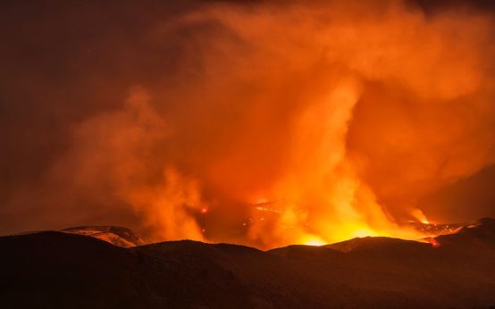 Labores de extinción de un incendio forestal durante la noche