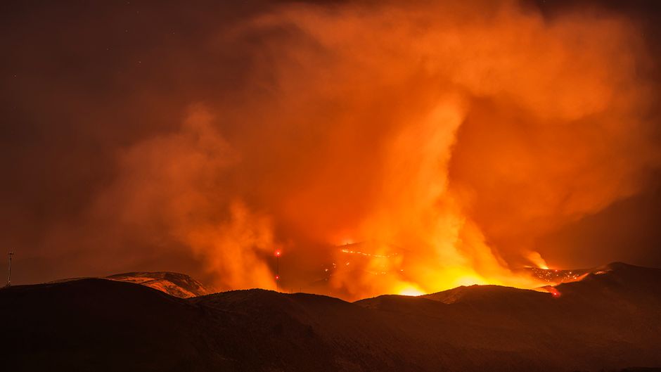 Labores de extinción de un incendio forestal durante la noche