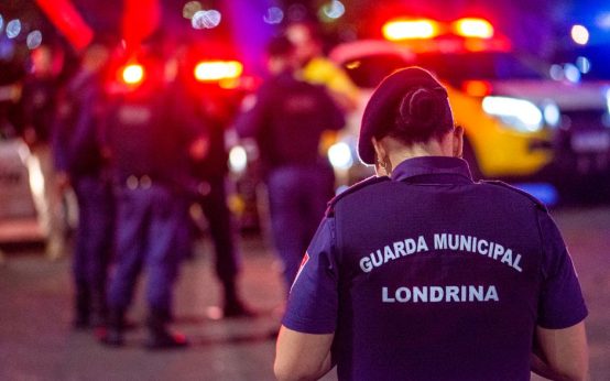 Vehículo de Policía Nacional durante un operativo nocturno en España