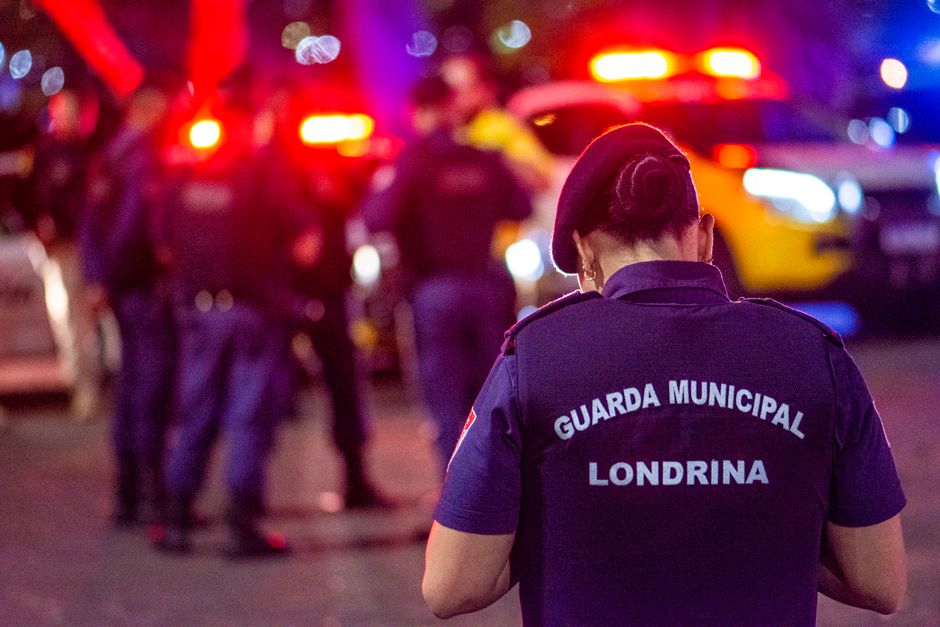Vehículo de Policía Nacional durante un operativo nocturno en España