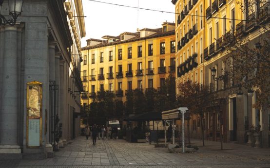 Calle estrecha de un antiguo pueblo madrileño ahora integrado en la capital