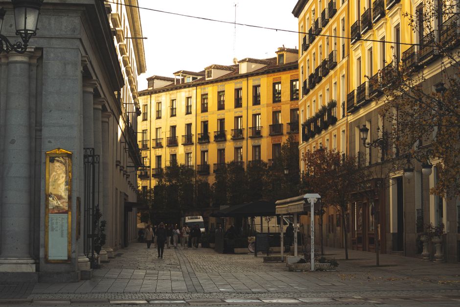 Calle estrecha de un antiguo pueblo madrileño ahora integrado en la capital