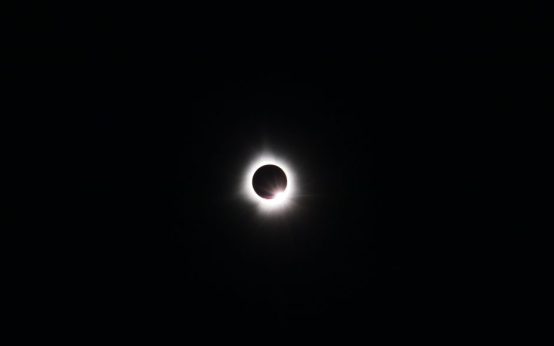 Eclipse solar visible en el cielo al atardecer
