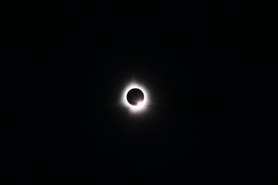 Eclipse solar visible en el cielo al atardecer