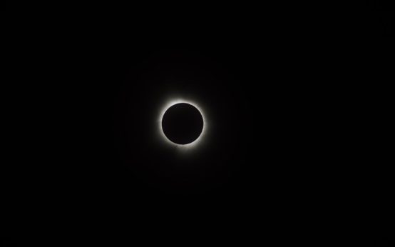 Eclipse solar total visible en el cielo, fenómeno astronómico