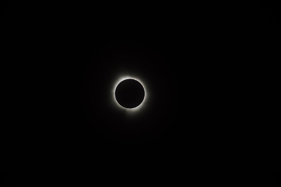 Eclipse solar total visible en el cielo, fenómeno astronómico